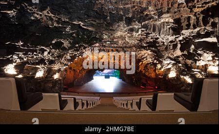 Lanzarote, Spanien am 1. Januar 2022: Der spektakuläre Blick auf das Auditorium in den Lavahöhlen von Jameos del Agua auf Lanzarote Stockfoto