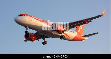 Arrecife, Spanien - 4. Januar 2022: EasyJet-Flugzeug Boeing 737 im letzten Anflug vor der Landung auf dem Flughafen Lanzarote (ACE) Stockfoto