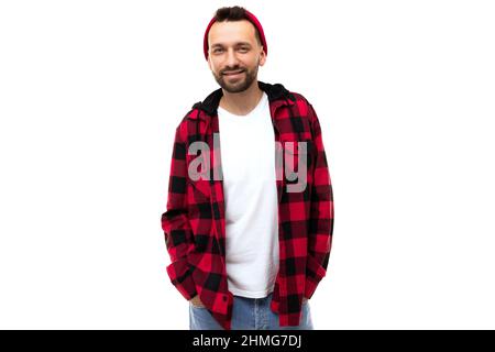 Junger charismatischer bärtiger Mann in einem weißen T-Shirt und einem schwarz-roten karierten Hemd Stockfoto