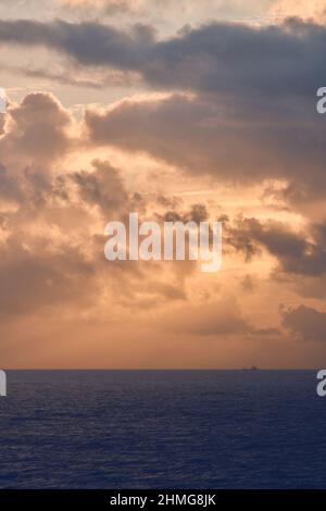 Wolken und Sonnenaufgang über dem nördlichen Meer. Hochwertige Fotos Stockfoto