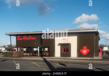 Tim Hortons Drive-Thru-Restaurant in den Washington Gallerien, Nordostengland, Großbritannien Stockfoto