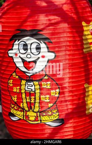 Lustiger kleiner Junge auf einer roten Papierlaterne. Hangzhou, China Stockfoto