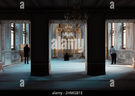 Muslimische Gebete. Muslimische Männer beten in der Tesvikiye Moschee in Istanbul. Ramadan oder islamisches Hintergrundbild. Lärm inklusive. Istanbul Türkei - 12.24.2021 Stockfoto