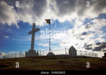 Ein großes Kreuz zu Ehren der Helden, die im Zweiten Weltkrieg in Runcu Rumänien gefallen sind Stockfoto