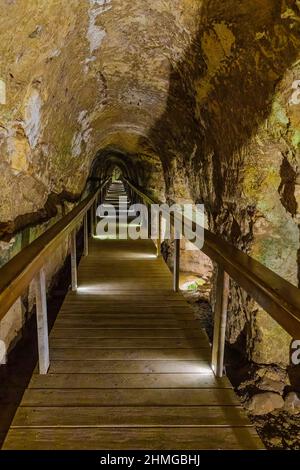 Blick auf den alten Wasserversorgungstunnel, im Tel Megiddo Nationalpark, Nord-Israel Stockfoto