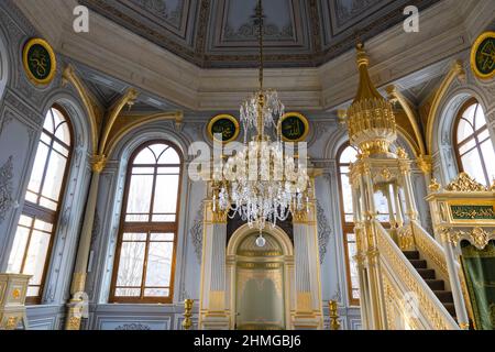 Tesvikiye Moschee in Istanbul. Innenraum der Tesvikiye Moschee. Ramadan oder islamisches Hintergrundbild. Istanbul Türkei - 12.24.2021 Stockfoto