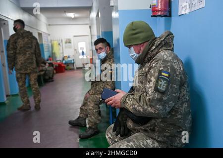 Pokrowsk, Ukraine. 08th. Februar 2022. Ukrainische Soldaten sitzen im Wartebereich des Militär-Mobilen Krankenhauses 66th, einer gemeinsamen zivilen und militärischen Gesundheitseinrichtung in der Stadt Pokrowsk in der Region Donezk in der Ukraine, nur 25 Meilen von separatistischem Territorium entfernt. 9th. Februar 2022, Pokrowsk, Ukraine. (Foto von Justin Yau/Sipa USA) Quelle: SIPA USA/Alamy Live News Stockfoto