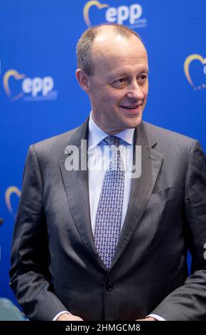 09. Februar 2022, Belgien, Brüssel: Friedrich Merz, Vorsitzender der Christlich-Demokratischen Union (CDU), spricht vor einer Debatte mit den EVP-Mitgliedern über die aktuelle politische Lage in Deutschland, Europa und darüber hinaus mit den Medien. Foto: Thierry Monasse/dpa Stockfoto