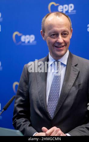 09. Februar 2022, Belgien, Brüssel: Friedrich Merz, Vorsitzender der Christlich-Demokratischen Union (CDU), spricht vor einer Debatte mit den EVP-Mitgliedern über die aktuelle politische Lage in Deutschland, Europa und darüber hinaus mit den Medien. Foto: Thierry Monasse/dpa Stockfoto