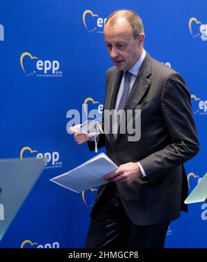 09. Februar 2022, Belgien, Brüssel: Friedrich Merz, Vorsitzender der Christlich-Demokratischen Union (CDU), spricht vor einer Debatte mit den EVP-Mitgliedern über die aktuelle politische Lage in Deutschland, Europa und darüber hinaus mit den Medien. Foto: Thierry Monasse/dpa Stockfoto