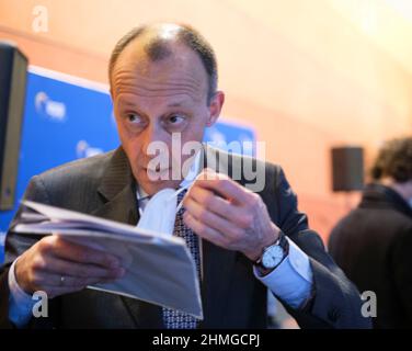 09. Februar 2022, Belgien, Brüssel: Friedrich Merz, Vorsitzender der Christlich-Demokratischen Union (CDU), spricht vor einer Debatte mit den EVP-Mitgliedern über die aktuelle politische Lage in Deutschland, Europa und darüber hinaus mit den Medien. Foto: Thierry Monasse/dpa Stockfoto