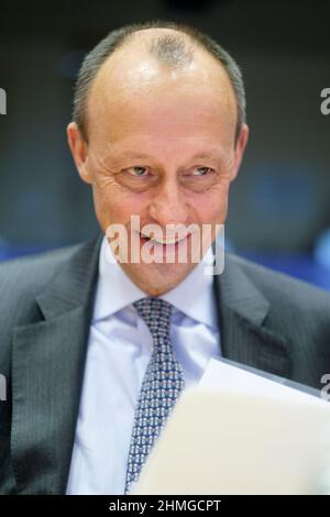 09. Februar 2022, Belgien, Brüssel: Der Vorsitzende der Christlich-Demokratischen Union (CDU) Friedrich Merz nimmt an einer Debatte mit den Mitgliedern der EVP-Fraktion zur aktuellen politischen Lage in Deutschland, Europa und darüber hinaus Teil. Foto: Thierry Monasse/dpa Stockfoto