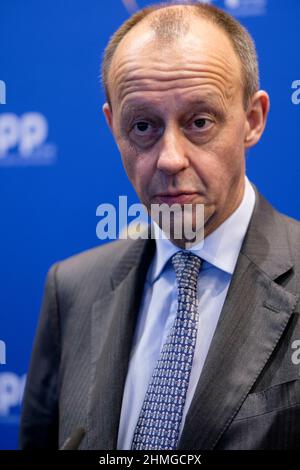 09. Februar 2022, Belgien, Brüssel: Friedrich Merz, Vorsitzender der Christlich-Demokratischen Union (CDU), spricht vor einer Debatte mit den EVP-Mitgliedern über die aktuelle politische Lage in Deutschland, Europa und darüber hinaus mit den Medien. Foto: Thierry Monasse/dpa Stockfoto