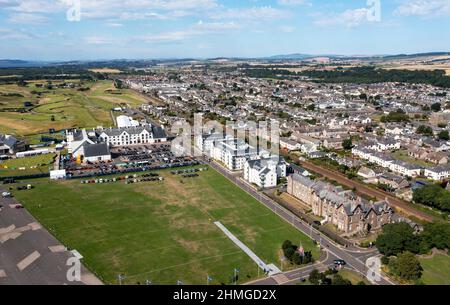 Luftaufnahme des Carnoustie Hotels und des Championship-Golfplatzes, Carnoustie, Angus, Schottland. Stockfoto