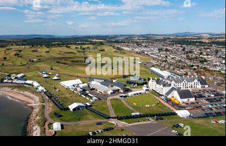 Luftaufnahme des Carnoustie Hotels und des Championship-Golfplatzes, Carnoustie, Angus, Schottland. Stockfoto