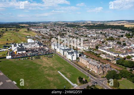 Luftaufnahme des Carnoustie Hotels und des Championship-Golfplatzes, Carnoustie, Angus, Schottland. Stockfoto