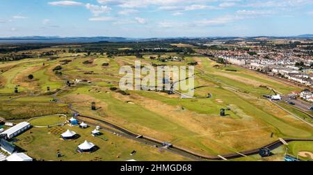 Luftaufnahme des Carnoustie Hotels und des Championship-Golfplatzes, Carnoustie, Angus, Schottland. Stockfoto