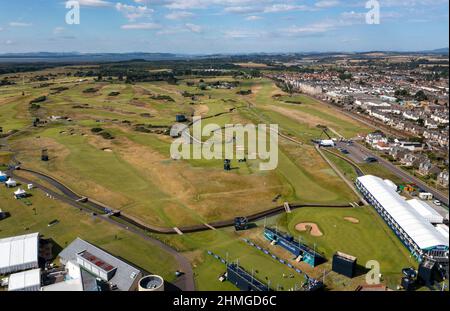 Luftaufnahme des Carnoustie Hotels und des Championship-Golfplatzes, Carnoustie, Angus, Schottland. Stockfoto