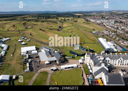 Luftaufnahme des Carnoustie Hotels und des Championship-Golfplatzes, Carnoustie, Angus, Schottland. Stockfoto