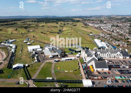 Luftaufnahme des Carnoustie Hotels und des Championship-Golfplatzes, Carnoustie, Angus, Schottland. Stockfoto