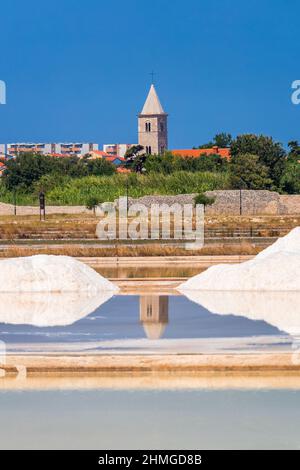 Blick auf die kroatische Stadt Nin in Europa, bekannt für die Herstellung von Meersalz. Stockfoto