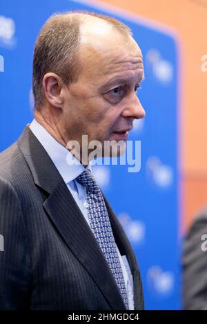 09. Februar 2022, Belgien, Brüssel: Friedrich Merz, Vorsitzender der Christlich-Demokratischen Union (CDU), spricht vor einer Debatte mit den EVP-Mitgliedern über die aktuelle politische Lage in Deutschland, Europa und darüber hinaus mit den Medien. Foto: Thierry Monasse/dpa Stockfoto