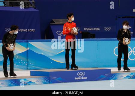 Peking, Hebei, China. 10th. Februar 2022. Die Silbermedaillengewinnerin Yuma Kagiyama (JPN) und die Goldmedaillengewinnerin Nathan Chen (USA) sowie die Bronzemedaillengewinnerin Shoma Uno (JPN) vergeben ihre Maskottchen-Auszeichnungen nach dem kostenlosen Programm für Herren-Singles während der Olympischen Winterspiele in Peking 2022 im Capital Indoor Stadium. (Bild: © David G. McIntyre/ZUMA Press Wire) Bild: ZUMA Press, Inc./Alamy Live News Stockfoto