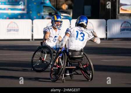 Alvin Malave (5) und Robert Lew (13) von den Los Angeles Rams feiern einen Touchdown während des Wheelchair Football League Championship-Spiels, Stockfoto