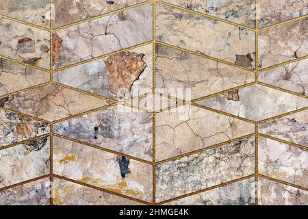 Alte, verblasste und rissige Wandcollage mit goldenen Rahmen. Beton, Zement und goldene Wandmuster. Symmetrisch und abstrakt gebrochen auf texturiertem Hintergrund Stockfoto