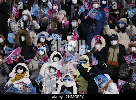 Zhangjiakou, China. 10th. Februar 2022. Zuschauer beobachten das Snowboard Cross Finale der Herren bei den Olympischen Winterspielen 2022 im Genting Snow Park in Zhangjiakou, China, am Donnerstag, den 10. Februar 2022. Foto von Bob Strong/UPI Credit: UPI/Alamy Live News Stockfoto