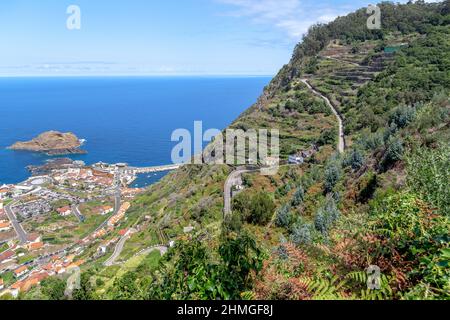 PORTO MONIZ, PORTUGAL - 23. AUGUST 2021: Es handelt sich um einen Serpentinen-Abstieg zur Nordwestküste von Madeira entlang von Terrassen landwirtschaftlicher Flächen. Stockfoto