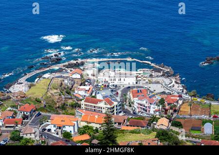 PORTO MONIZ, PORTUGAL - 23. AUGUST 2021: Dies ist eine Luftaufnahme der Lavabecken. Stockfoto