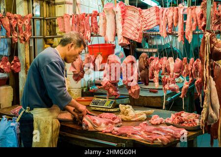 Ein Metzger auf dem Bowrington Road Market in Wan Chai, Hong Kong Island Stockfoto