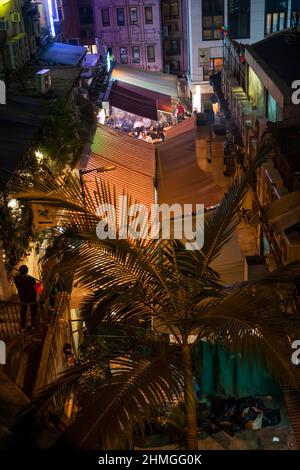 Überdachte Straßenrestaurants von oben in der Nacht in Lan Kwai Fong, Central, Hong Kong Stockfoto