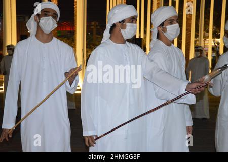 Traditionelle arabische Tänzer tragen Gesichtsmasken auf der Expo 2020 Dubai in den Vereinigten Arabischen Emiraten - 30. Januar 2022. Stockfoto