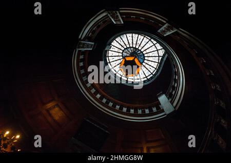 Das Garrett-Jacobs Herrenhaus aus dem goldenen Zeitalter verfügt über eine außergewöhnliche Wendeltreppe mit einem Tiffany-Oberlicht in Baltimore, Maryland. Stockfoto