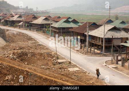 Eine vietnamesische Frau, die Feuerholz trägt, kehrt nach Hause zum Wasserkraftprojekt Ban Chat zurück, der Damm wird am Nam Mu River, Gemeinde Muong Kim, Vietnam, gebaut. Stockfoto