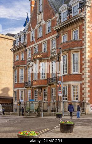 Fassade eines aufwendigen edwardianischen Backsteingebäudes, ursprünglich Eisenbahnbüros, heute ein Hotel. An der Kurve in einer Straße befindet sich eine Bushaltestelle vor dem Hotel. Stockfoto