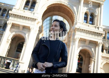 Schöne junge asiatische Frau, die Mailand besucht und die Sehenswürdigkeiten der Stadt genießt Stockfoto