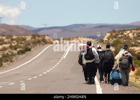 Colchane, Chile. 07th. Februar 2022. Migranten wandern von Colchane, einer Grenzstadt zu Bolivien, nach Iquique, einer Stadt im Norden Chiles.venezolanische Migranten kommen nach Chile, um aufgrund der Wirtschaftskrise in Venezuela nach Jobmöglichkeiten zu suchen. Nach der Ankunft in Chile versuchen die meisten, in die chilenische Hauptstadt Santiago zu gehen, und dort arbeiten sie in allem, was es braucht, um ihren Familien in Venezuela Geld zu schicken. Die Bevölkerung der Venezolaner in Chile erreicht 500.000 Menschen. (Foto von Lucas Aguayo/SOPA Images/Sipa USA) Quelle: SIPA USA/Alamy Live News Stockfoto