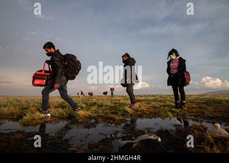 Colchane, Chile. 07th. Februar 2022. Tägliche Migranten sehen, wie sie auf ungünstigen Straßen nach Chile zwischen der bolivianischen Grenze in Colchane wandern.venezolanische Migranten kommen nach Chile, um aufgrund der Wirtschaftskrise in Venezuela nach Arbeitsmöglichkeiten zu suchen. Nach der Ankunft in Chile versuchen die meisten, in die chilenische Hauptstadt Santiago zu gehen, und dort arbeiten sie in allem, was es braucht, um ihren Familien in Venezuela Geld zu schicken. Die Bevölkerung der Venezolaner in Chile erreicht 500.000 Menschen. (Foto von Lucas Aguayo/SOPA Images/Sipa USA) Quelle: SIPA USA/Alamy Live News Stockfoto