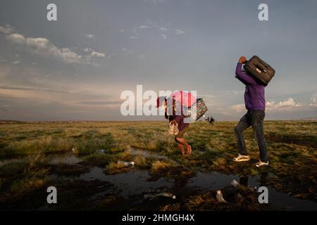 Colchane, Chile. 07th. Februar 2022. Tägliche Migranten sehen, wie sie auf ungünstigen Straßen nach Chile zwischen der bolivianischen Grenze in Colchane wandern.venezolanische Migranten kommen nach Chile, um aufgrund der Wirtschaftskrise in Venezuela nach Arbeitsmöglichkeiten zu suchen. Nach der Ankunft in Chile versuchen die meisten, in die chilenische Hauptstadt Santiago zu gehen, und dort arbeiten sie in allem, was es braucht, um ihren Familien in Venezuela Geld zu schicken. Die Bevölkerung der Venezolaner in Chile erreicht 500.000 Menschen. (Foto von Lucas Aguayo/SOPA Images/Sipa USA) Quelle: SIPA USA/Alamy Live News Stockfoto