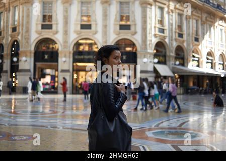 Schöne junge asiatische Frau, die Mailand besucht und die Sehenswürdigkeiten der Stadt genießt Stockfoto