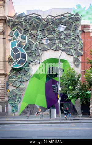 Melbourne, VIC / Australien - RMIT Story Hall Renovierung mit grünem Dach und Baldachin von ARM Architecture Stockfoto