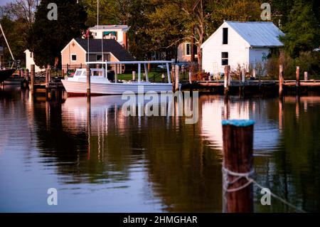 Traditionelles Flachbodenboot zum Angeln und Krabbenfischen in der Chesapeake Bay in Oxford, Maryland. Stockfoto