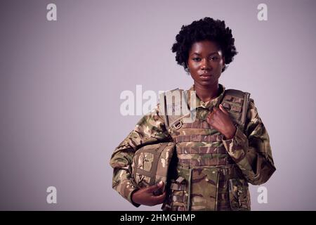 Studioporträt Einer Ernsthaften Jungen Soldatin Militäruniform Vor Schlichem Hintergrund Stockfoto