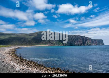 Blick nach Süden über Rackwick Beach auf die hoch aufragenden Klippen von Rackwick Bay, Isle of Hoy, Orkney, Schottland, Großbritannien Stockfoto