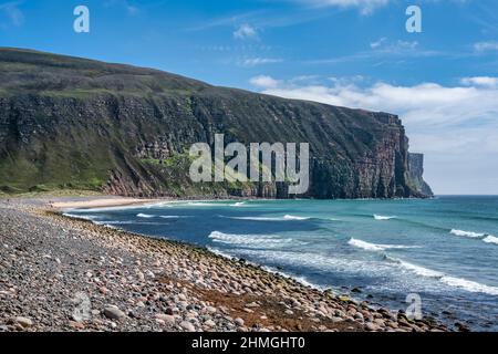 Blick nach Süden über Rackwick Beach auf die hoch aufragenden Klippen von Rackwick Bay, Isle of Hoy, Orkney, Schottland, Großbritannien Stockfoto