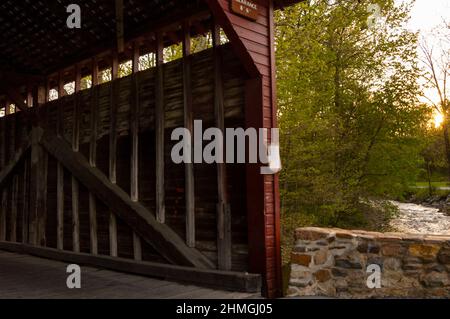 Roddy Road Covered Bridge in Thurmont am Owens Creek in Maryland. Stockfoto