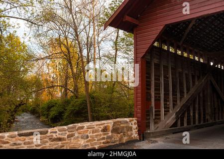 Roddy Road Covered Bridge in Thurmont am Owens Creek in Maryland. Stockfoto